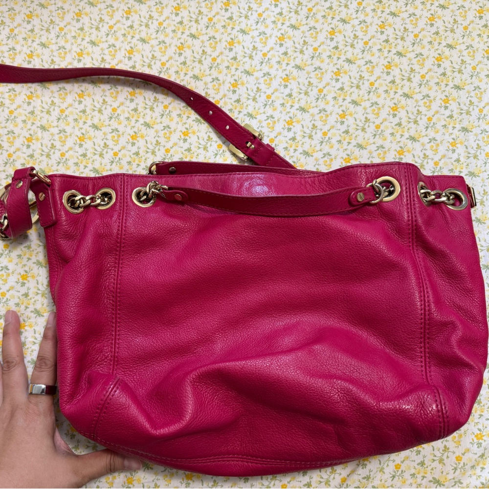 Michael Kors Fuchsia Leather Drawstring Shoulder Bag – Chic & Spacious